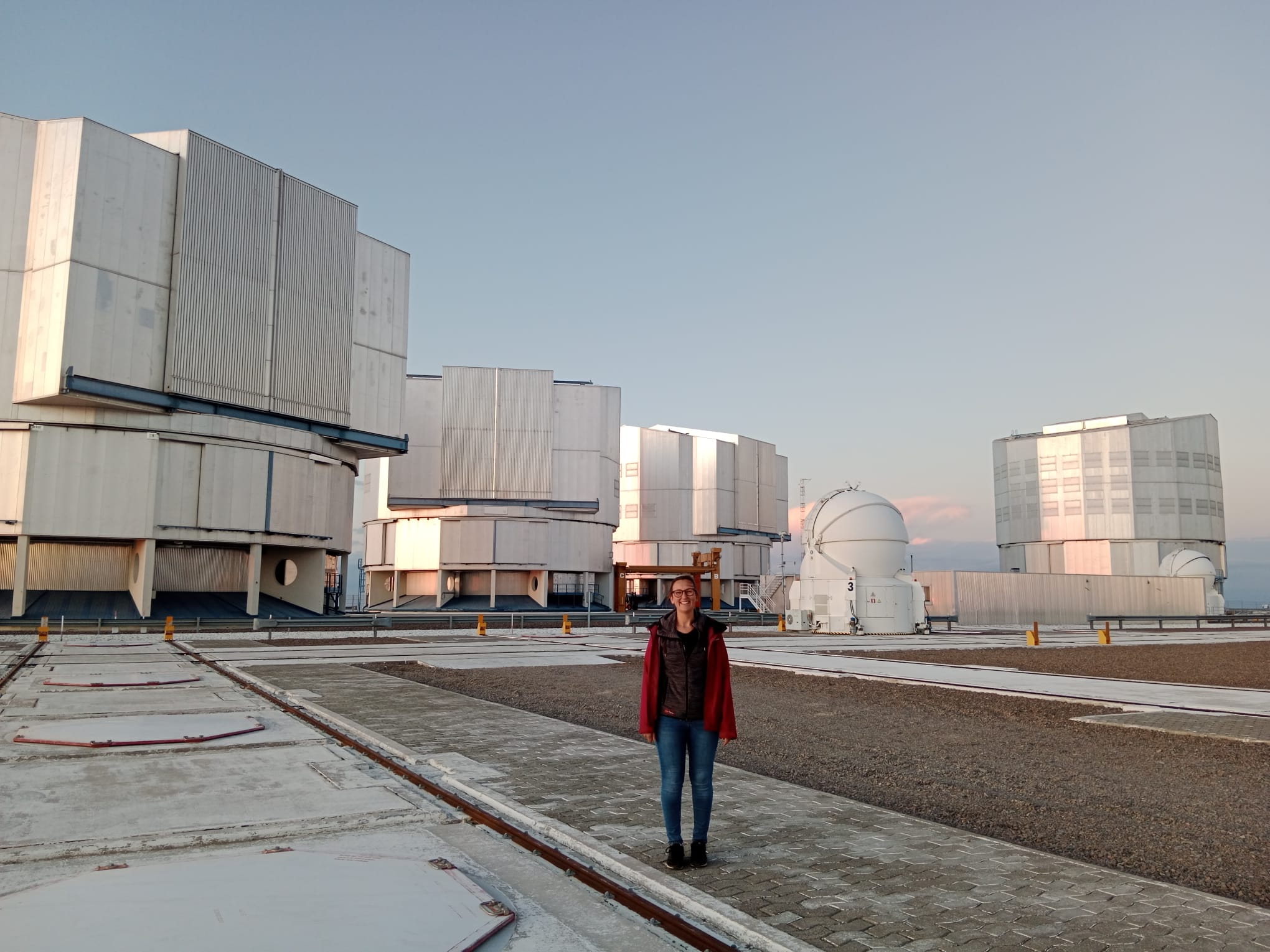 Julia in front of the Very Large Telescope (VLT).